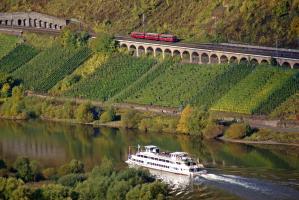 Viadukt mit Bahn und Schiff