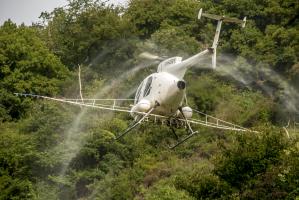 Hubschrauber beim Spritzen