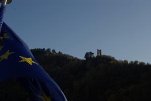 Grevenburg mit Europaflagge
