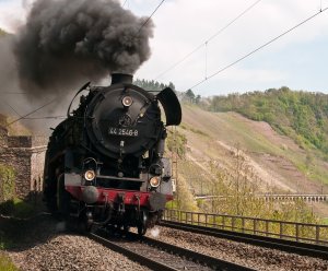 Dampflok am Hangviadukt