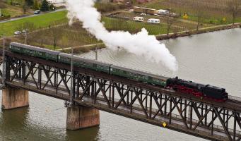 Dampflok komplett auf Brücke Bullay