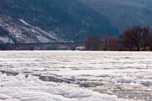Eis auf der Mosel bei Zeller Brücke