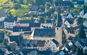 Kirche Pünderich vom Prinzenkopfturm aufgenommen