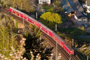 Regionalzug auf Brücke Bullay im Frühling