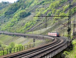 Bahn auf Hangviadukt