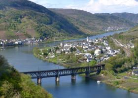 Blick auf die Doppelstockbrücke - Bullay