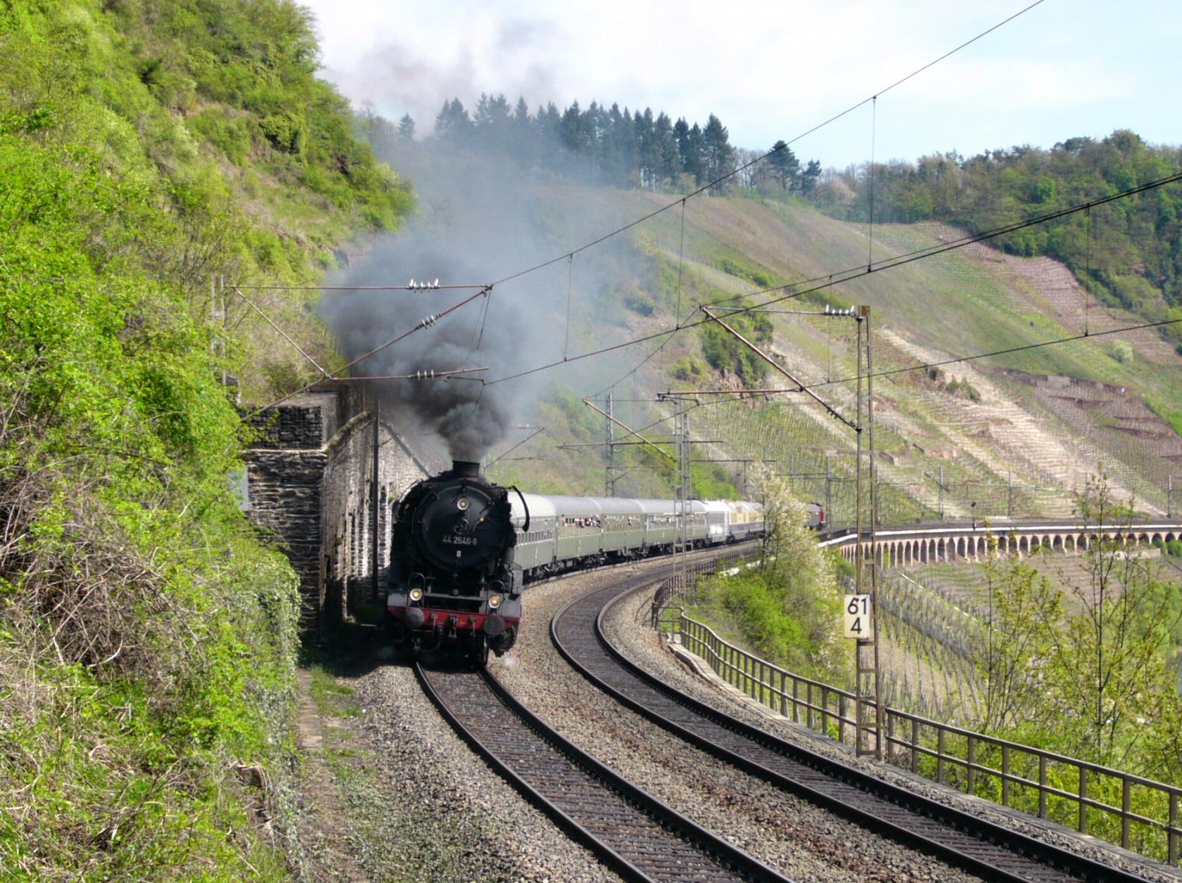 Dampflokomotive auf Hangviadukt_1