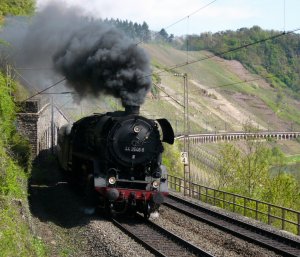 Dampflokomotive auf Hangviadukt_2