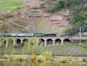 Dampflokomotive auf Hangviadukt