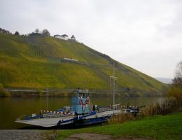 Fähre mit Marienburg im Herbst