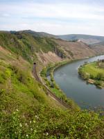 Moselbogen mit Hangviadukt und Marienburg