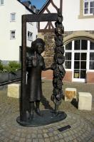 Skulptur beim alten Bahnhof in Traben-Trarbach