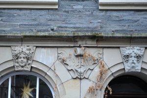 Traben-Trarbach Fassade Weinmotiv