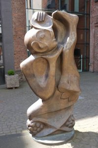 Bronzefigur vor dem Zeller Rathaus