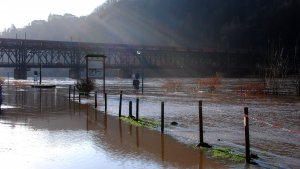 Brücke im Hochwasser