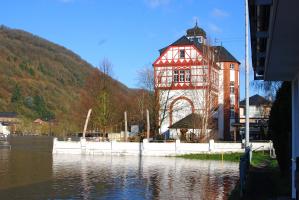 ehnmalige Weinbauschule in Bullay umspült