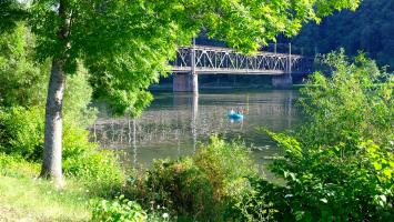 im knallblauen Gummiboot