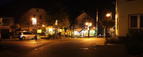 Lindenplatz in Bullay am Abend