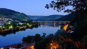 Moselbrücke zur blauen Stunde