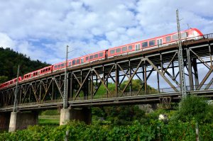 Zug auf Bullayer Brücke
