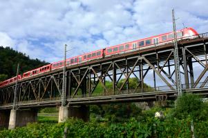 Zug auf Bullayer Brücke