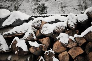 Feuerholz im Schnee