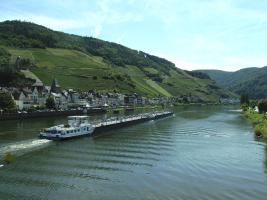 Güterschiff auf Zeller Mosel