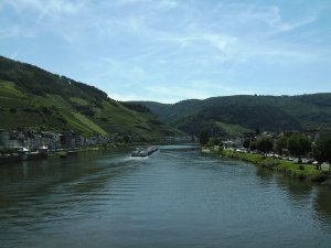 Zeller Mosel mit Güterschiff