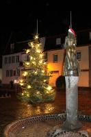 Bullay Lindenplatz Weihnachtsbaum und Braut bei Nacht