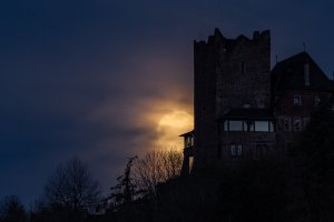 Burg Arras und Supermond