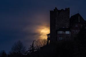 Burg Arras und Supermond